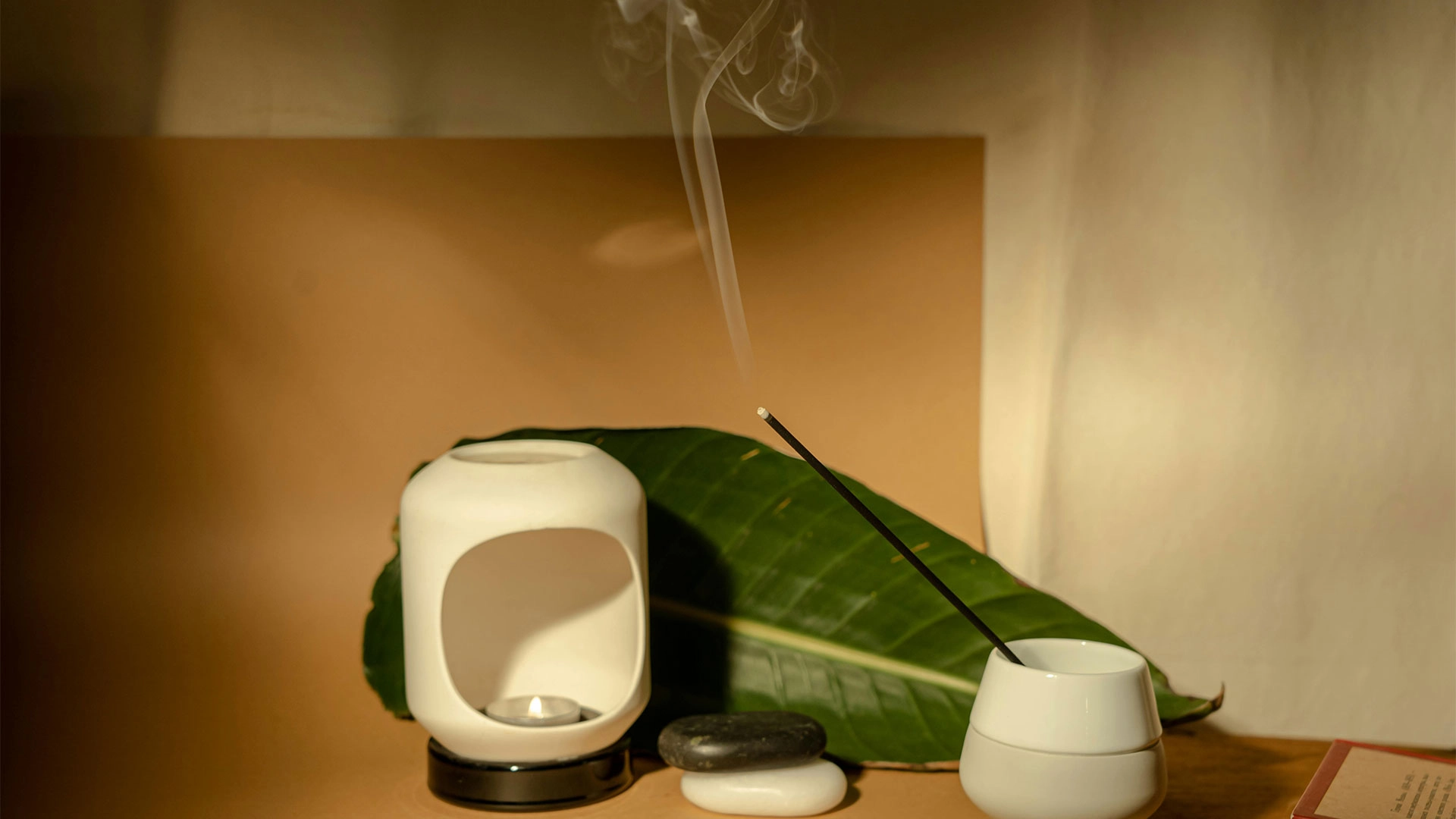 relax with sheniqua scented candles made form the finest ingredient in windso